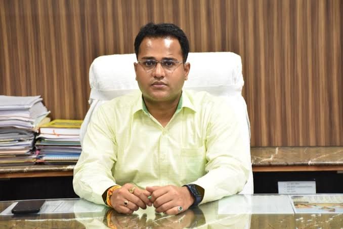 कलेक्टर ऋतुराज रघुवंशी के निर्देश पर जिले के स्कूल और छात्रावासों में आयुष्मान पंजीयन जारी. 1 rituraj