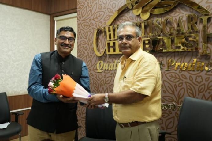 एमओयू के तहत् सेंट्रल गवर्नमेंट एम्प्लॉइज को-ऑपरेटिव के सभी केंद्रीय भंडार स्टोर्स पर अब छत्तीसगढ़ हर्बल्स के उत्पाद उपलब्ध होंगे. 1 1691215255 506cded756f0520b9e58