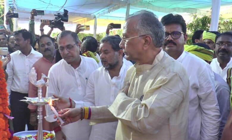 विश्व आदिवासी दिवस कार्यक्रम में हुए शामिल हितग्राहियों को बांटे गए सामग्री,अनुदान एवं नियुक्ति पत्र:- प्रभारी मंत्री ताम्रध्वज साहू 1 1691594416 05272efb3059cf5dd881