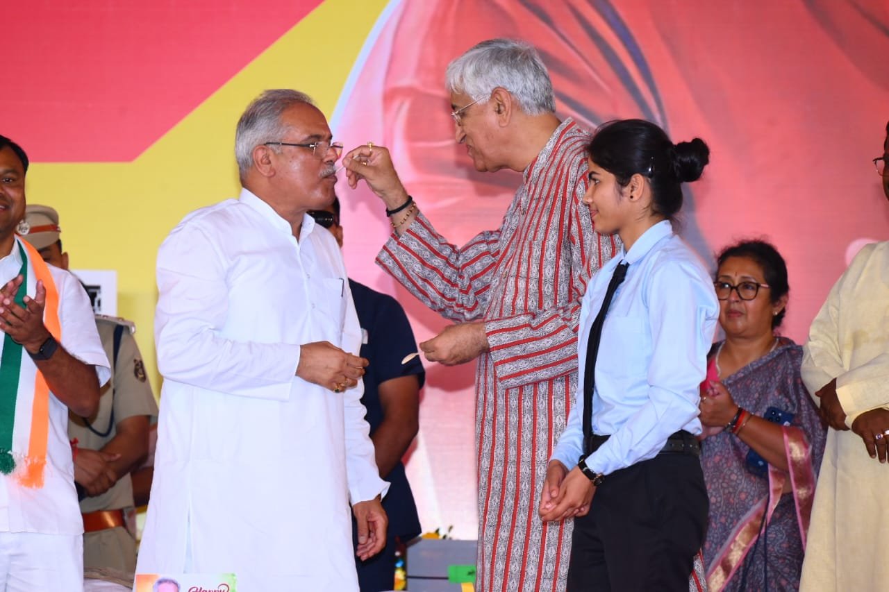 Bhupesh Baghel is celebrating his birthday today, took blessings from his elder brother TS Baba
