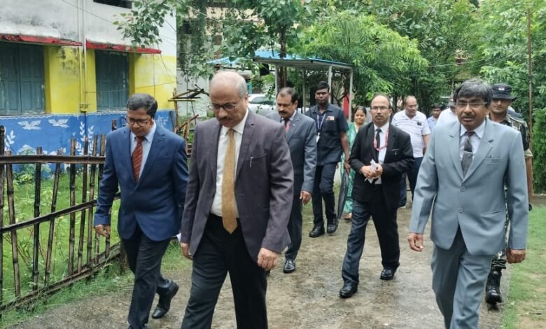 चीफ़ जस्टिस रमेश सिन्हा ने जिला प्रशासन की ओर से बालिका को दिए लैपटॉप और किया गया बाल संप्रेक्षण गृह व किशोर न्याय बोर्ड भवन का निरीक्षण 1 Chief Justice Ramesh Sinha gave the laptop to the girl on behalf of the district administration and inspected the Child Communication Home and Juvenile Justice Board building