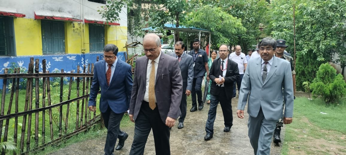 Chief Justice Ramesh Sinha gave the laptop to the girl on behalf of the district administration and inspected the Child Communication Home and Juvenile Justice Board building