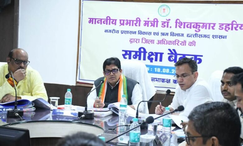 निर्माण कार्यों की प्रगति से असंतुष्ट आरईएस और डीईओ को नोटिस जारी करने के दिए निर्देश 1 Dissatisfied with the progress of construction works, instructions given to issue notice to RES and DEO