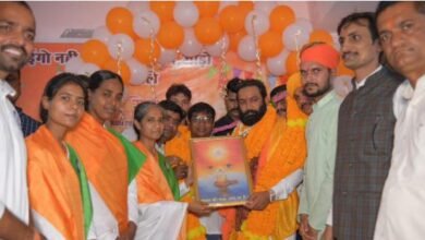 Photo of करणी सेना अध्यक्ष वीरेन्द्र सिंह तोमर के जन्मदिन पर लगा बधाइयों का ताँता, 36 बिरादरी के सर्व समाज दीं बधाइयाँ
