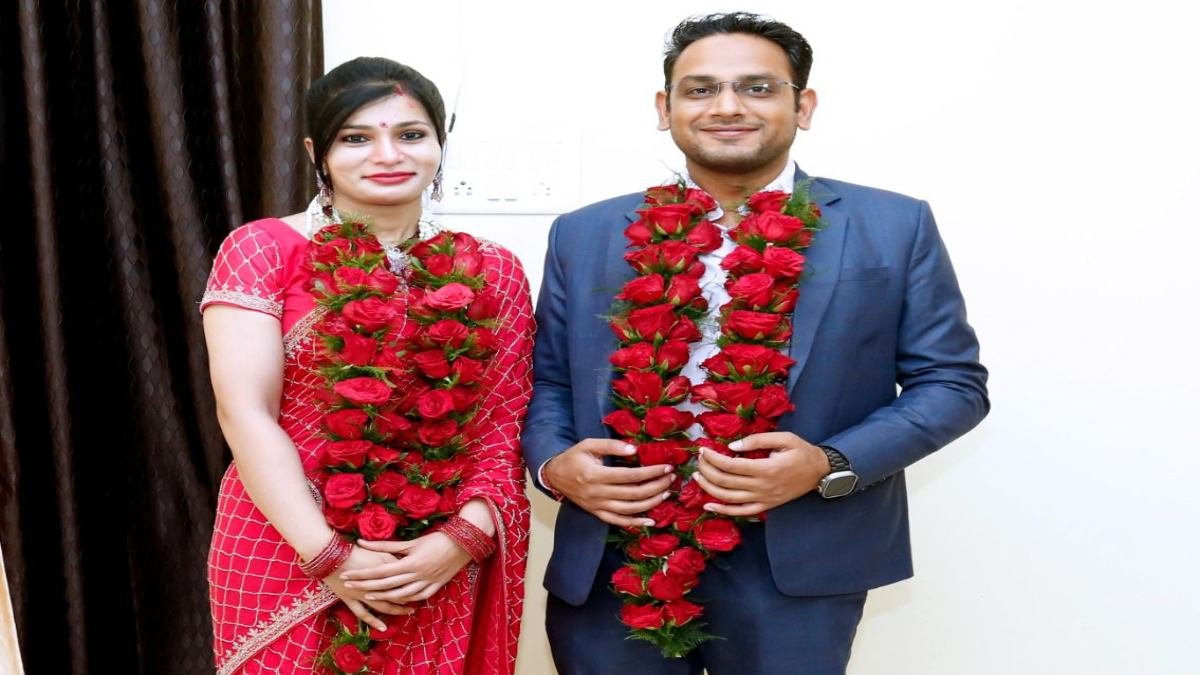 IAS-IPS got married for 2000 rupees, this 'simple marriage' is now in discussion-