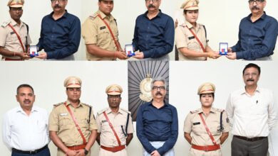 Photo of पुलिस अधिकारियों का पुलिस महानिदेशक द्वारा पदक एवं प्रमाण-पत्र देकर सम्मान￼