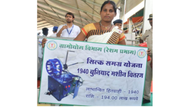 Photo of तालाब के पट्टे, कोसा धागाकरण मशीन,सिलाई मशीन सहित अन्य सामग्रियों का किया गया वितरण:-मुख्यमंत्री भूपेश बघेल