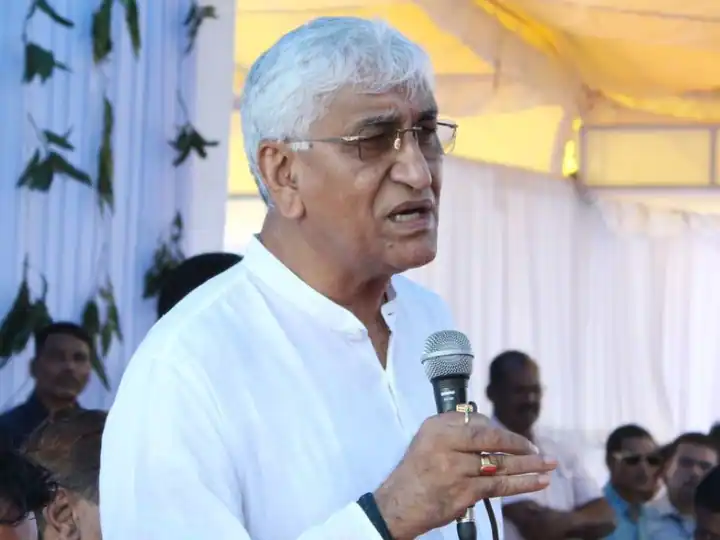 Who served expensive soft drinks in front of the Deputy CM