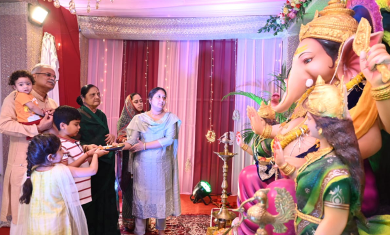 भिलाई 3 स्थित आवास में मुख्यमंत्री भूपेश बघेल ने गणपति जी की सपरिवार पूजा अर्चना की और प्रदेशवासियों की सुख समृद्धि की कामना की 1 At his residence, in Bhilai 3, Chief Minister Bhupesh Baghel,