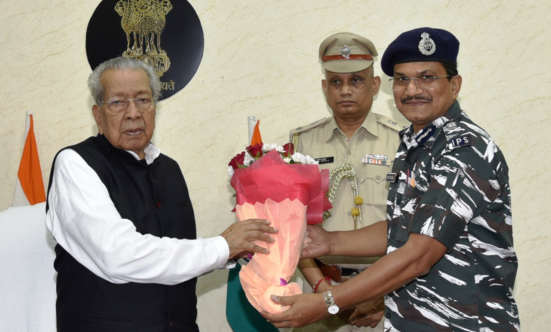राज्यपाल हरिचंदन से सी.आर.पी.एफ. के वरिष्ठ अधिकारियों ने मुलाकात की 1 CRPF from Governor, Harichandan. met senior, officials of,