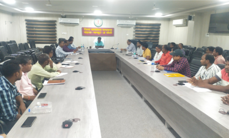 कलेक्टर ने आगामी खरीफ विपणन वर्ष 2023-24 में सुव्यवस्थित धान खरीदी के संबंध में सहकारी समितियों की ली बैठक 1 Collector held a meeting of cooperative societies, regarding well-organized paddy procurement in, the upcoming Kharif marketing year 2023-24.,