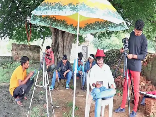 रायपुर से पास नेवरा-तुलसी गांव के हर घर में यू-ट्यूबर यहां 40 चैनल, इसलिए सरकार बनाएगी हाइटेक स्टूडियो 1 YouTuber has 40 channels in every house of Nevra-Tulsi village near Raipur, hence the government will build a hi-tech studio.