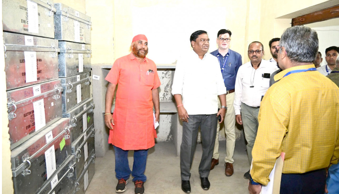 कलेक्टर ने वेयर हाउस और स्ट्रांग रूम का किया निरीक्षण 1 Collector, inspected ,warehouse ,and ,strong room