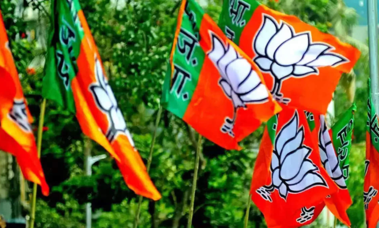 भाजपा नेता अनिल पांडे के घर में जुआ खेल रहे 24 जुआरी गिरफ्तार 1 BJP, leader, Manoj Lahere, left ,BJP, and, joined ,BSP.,