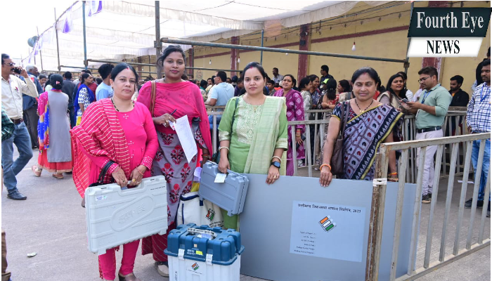मतदान दल मतदान कराने मतदान केन्द्रों के लिए हुए रवाना 1 Polling teams left for, polling stations, to conduct voting.