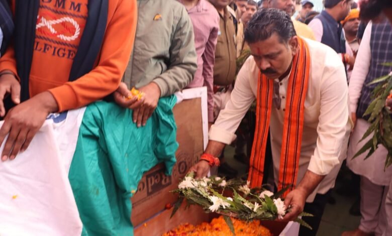 दुख की घड़ी में पूरा छत्तीसगढ़ शहीद जवान के परिजनों के साथ है 1 In this, hour, of, grief, entire, Chhattisgarh, is with the, family, of the, martyred soldier,