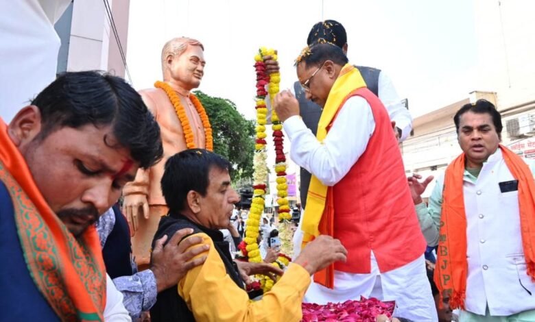 प्रधानमंत्री नरेंद्र मोदी का आशीर्वाद और पूर्व प्रधानमंत्री वाजपेयी का पुण्य स्मरण कर मुख्यमंत्री विष्णु देव साय ने संभाली छत्तीसगढ़ की कमान 1 Chief Minister, Vishnu Dev Sai, took charge, of, Chhattisgarh, after receiving the blessings of, Prime Minister, Narendra Modi, and, remembering the, virtues, of, former Prime Minister, Vajpayee,