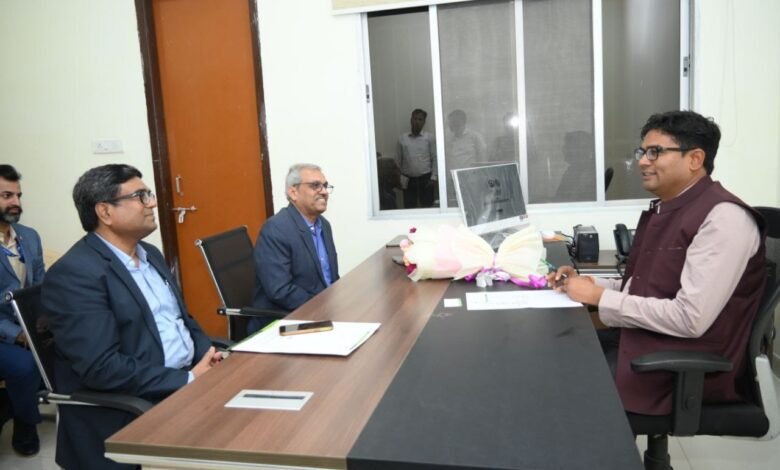 रायपुर: वित्त मंत्री ओपी चौधरी से नाबार्ड के मुख्य महाप्रबंधक ने की सौजन्य मुलाकात 1 Raipur, Chief General Manager, NABARD, Finance Minister, OP Choudhary,