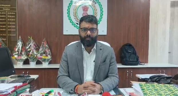 सूरजपुर के नव पदस्थ कलेक्टर राहुल व्यास ने पदभार किया ग्रहण, मीडिया को बताया क्या होंगी उनकी प्राथमिकताएं 1 Newly appointed Collector of Surajpur, Rahul Vyas assumed charge, told the media what his priorities would be.