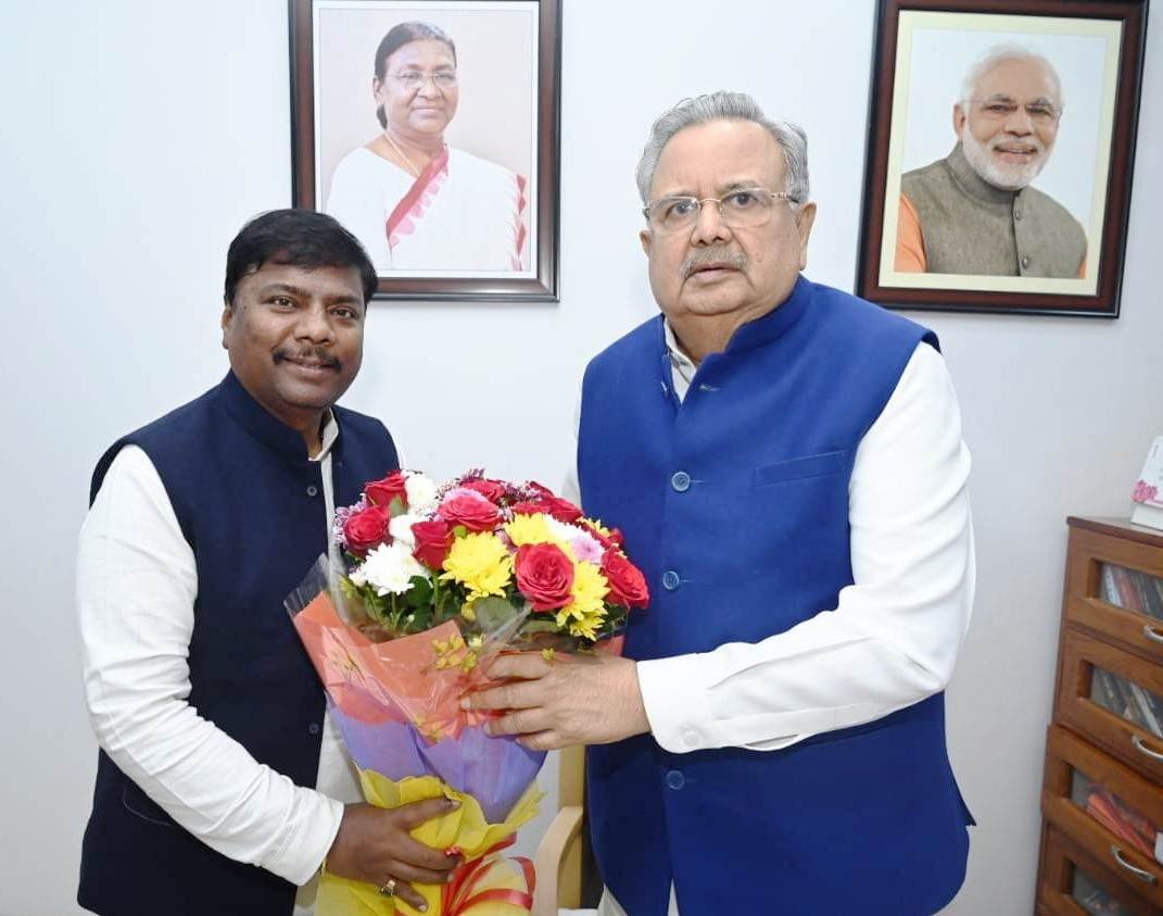 Forest Minister, Shri Kedar Kashyap, greeted, Assembly Speaker, and, former Chief Minister, Dr. Raman Singh, on, New Year, as a, courtesy, at his, residence, in, Raipur,