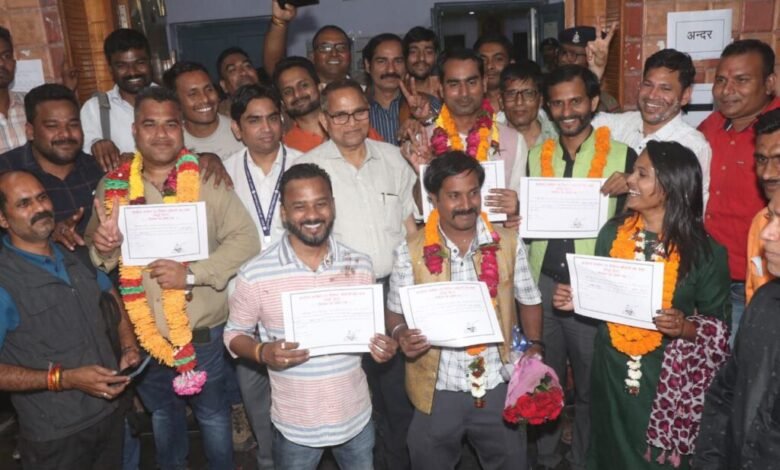 रायपुर प्रेस क्लब चुनाव 2024: दिग्गजों को मात देकर प्रफुल्ल ठाकुर बने अध्यक्ष, संकल्प पत्र के 33वें बिंदू पर अब सबकी नजर 1 Raipur Press Club Election 2024 Prafulla Thakur became the president by defeating the veterans, see how many votes the candidates of all the panels got.