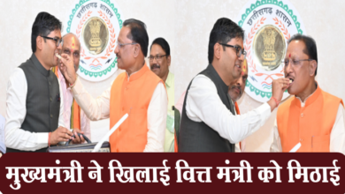 Photo of रायपुर: CM Vishnu Deo Sai: मुख्यमंत्री विष्णु देव साय ने अमृत काल के नींव का बजट पेश करने पर वित्त मंत्री ओ पी चौधरी को मिठाई खिलाकर दी बधाई
