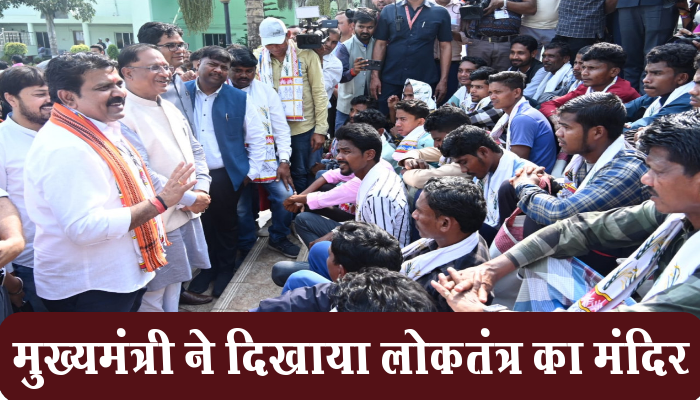 रायपुर: CM Vishnu Deo Sai: हिड़मा के गांव के लोगों को मुख्यमंत्री ने दिखाया लोकतंत्र का मंदिर 1 Raipur, CM, Vishnu Dev Sai,Chief Minister, temple of democracy,Hidma village,