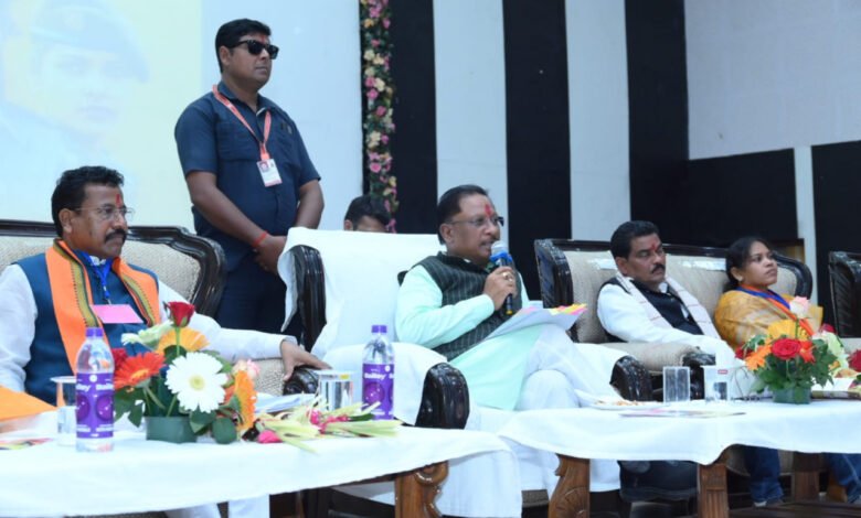 मुख्यमंत्री विष्णु देव साय ने संवाद कार्यक्रम को सम्बोधित करते हुए अंतर्राष्ट्रीय महिला दिवस और महाशिवरात्रि को बधाई देते हुए अपने सम्बोधन की शुरुआत की 1 1709892044 212d5ba7e1eda08af6b6