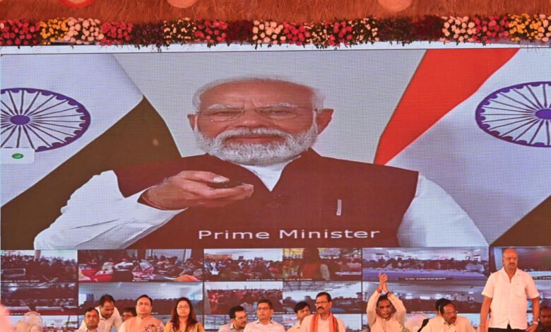 प्रधानमंत्री नरेंद्र मोदी ने बटन दबाकर महतारी वंदन योजना की राशि की अंतरित 1 1710061354 32c4466423172d2699b9