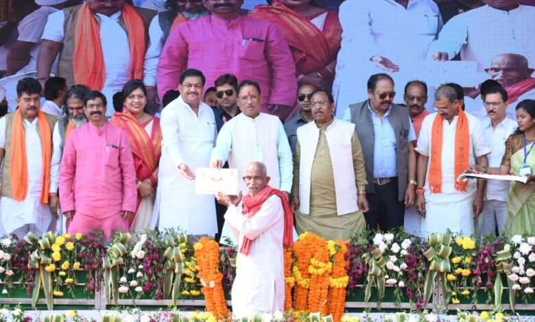 मुख्यमंत्री साय के हाथों सहायता राशि प्रमाण पत्र पाकर किसान हुए गदगद 1 1710244286 613854b649b8caec385c