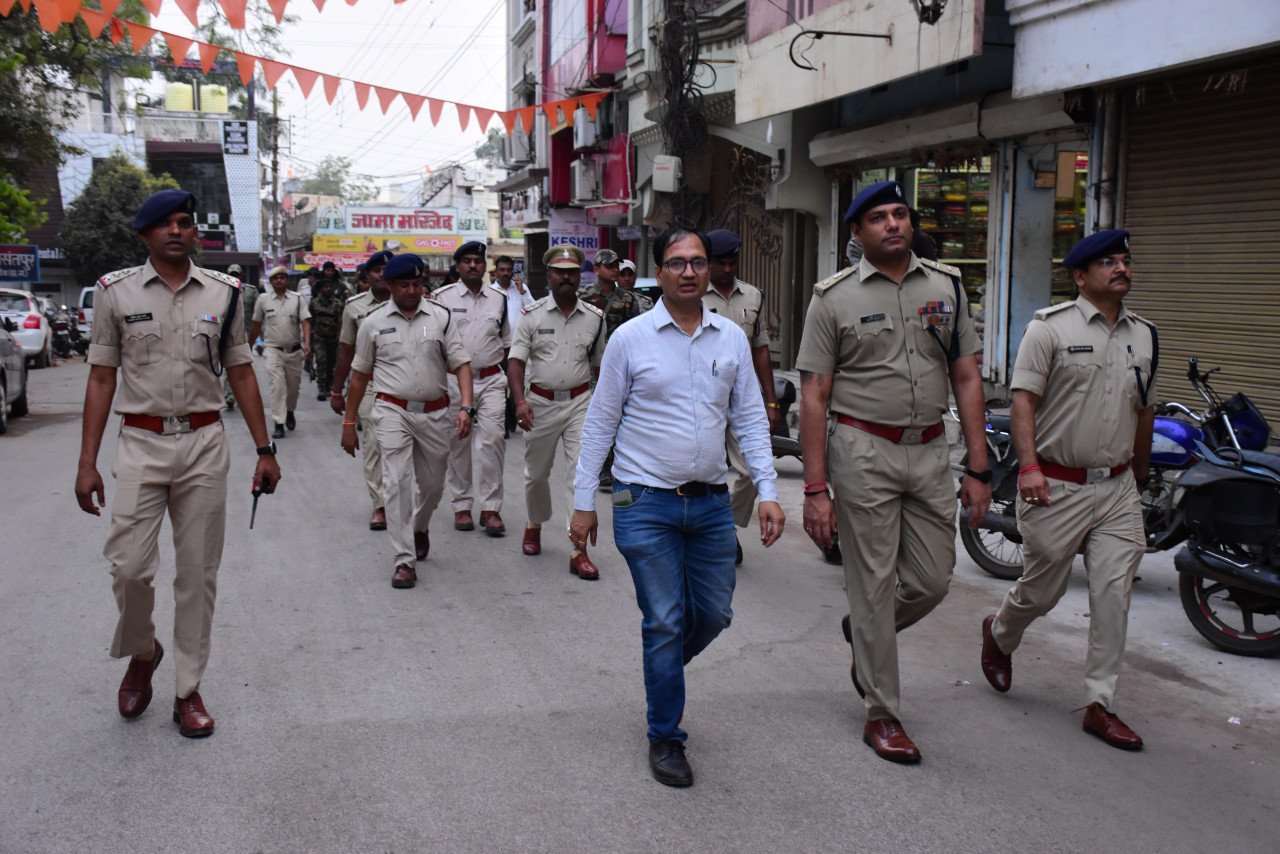 Flag march taken out to celebrate elections and Holi festival in a peaceful and harmonious manner