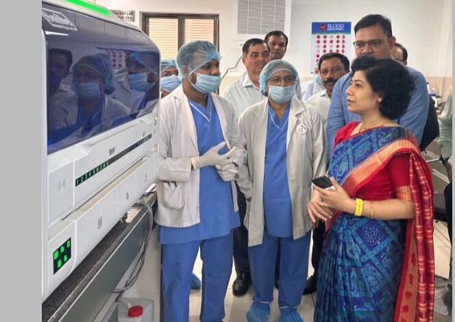केन्द्रीय स्वास्थ्य मंत्रालय संयुक्त सचिव पटनायक ने हमर लैब और स्वास्थ्य केंद्र का किया भ्रमण 1 Union Health Ministry Joint Secretary Patnaik visited Hummer Lab and Health Center
