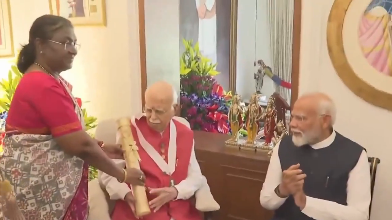 President honored Lal Krishna Advani with Bharat Ratna