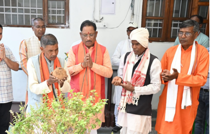 मुख्यमंत्री विष्णु देव ने सिविल लाइन निवास में शिफ्ट होने के पूर्व की पूजा अर्चना 1 Snapshot 760