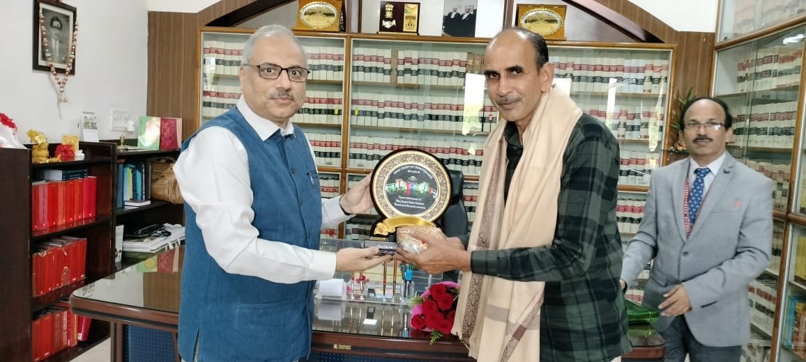Heartfelt farewell given to High Court orderly on his retirement