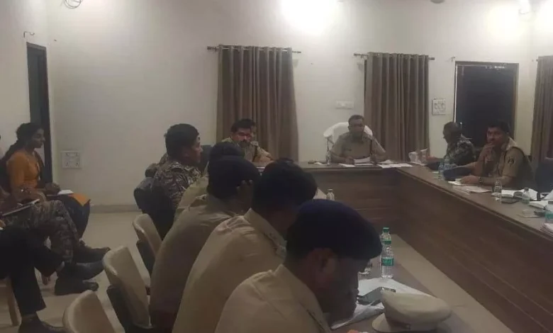 पुलिस महानिरीक्षक ने सीआरपीएफ अधिकारी और एसपी की ली बैठक 1 पुलिस महानिरीक्षक ने सीआरपीएफ अधिकारी और एसपी की ली बैठक