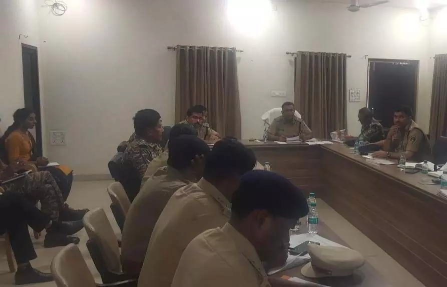 पुलिस महानिरीक्षक ने सीआरपीएफ अधिकारी और एसपी की ली बैठक
