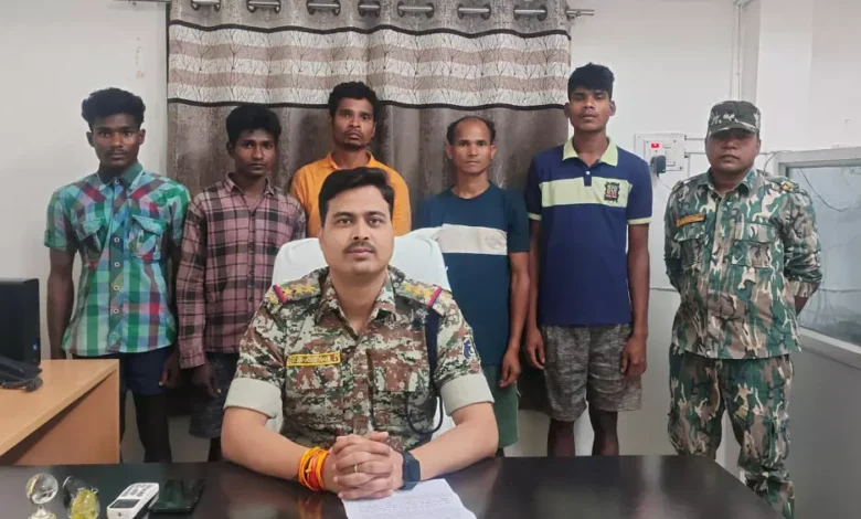 सुकमा पुलिस ने घेराबंदी कर 05 संदिग्ध व्यक्तियों को पकड़ा 1 Sukma police surrounded and arrested 05 suspicious persons