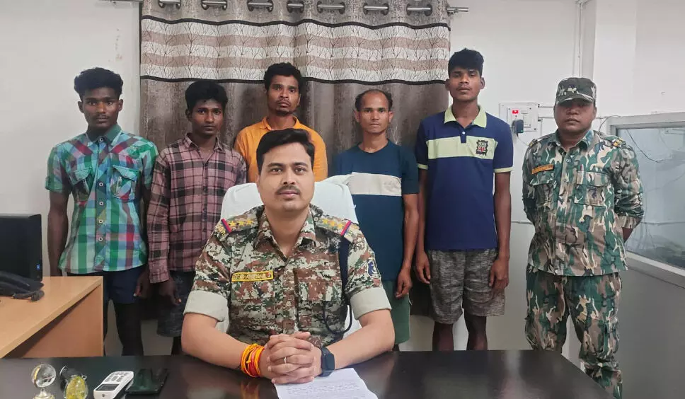 Sukma police surrounded and arrested 05 suspicious persons