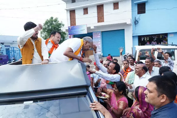 बृजमोहन अग्रवाल का लगातार जनसंपर्क जनता का मिल रहा आशीर्वाद 1 Brijmohan Aggarwal's continuous public relations are getting blessings from the public.