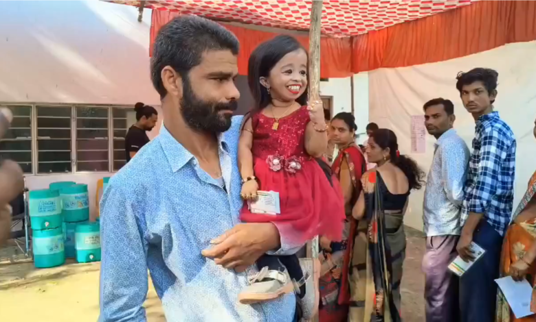 दुनिया की सबसे छोटी महिला ने किसको दिया वोट ? 1 दुनिया की सबसे छोटी महिला ने किसको दिया वोट ?