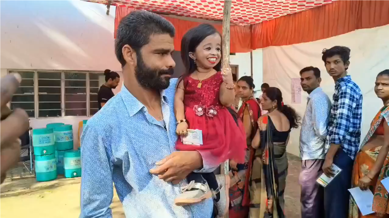 दुनिया की सबसे छोटी महिला ने किसको दिया वोट ?