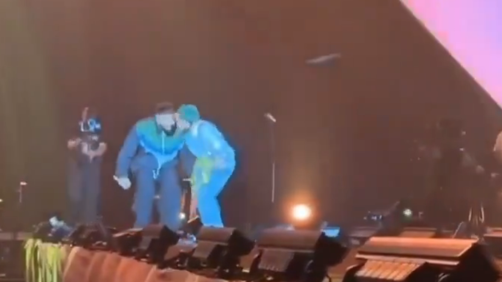 Badshah embarrassed Arijit on stage
