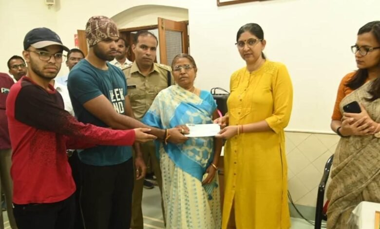 मुख्य निर्वाचन पदाधिकारी ने निर्वाचन कर्तव्य के दौरान मृत महिलाकर्मी के दोनों पुत्रों को प्रदान किया 15 लाख रूपए की अनुग्रह राशि का चेक 1 Chief Electoral Officer presented an ex-gratia check of Rs 15 lakh to the two sons of a woman worker who died during election duty.