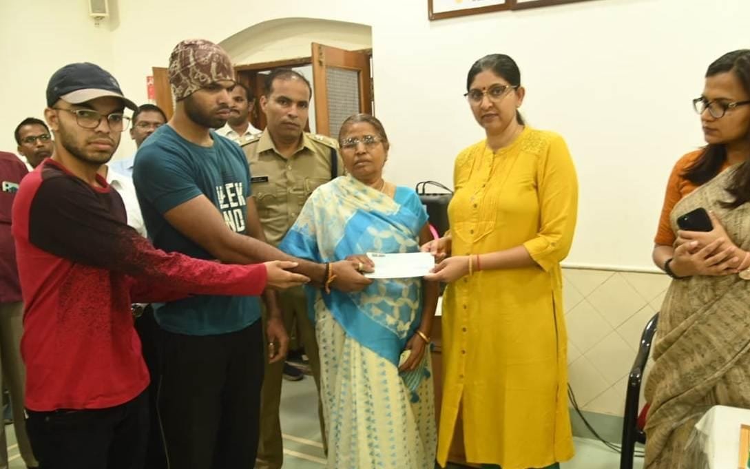 Chief Electoral Officer presented an ex-gratia check of Rs 15 lakh to the two sons of a woman worker who died during election duty.