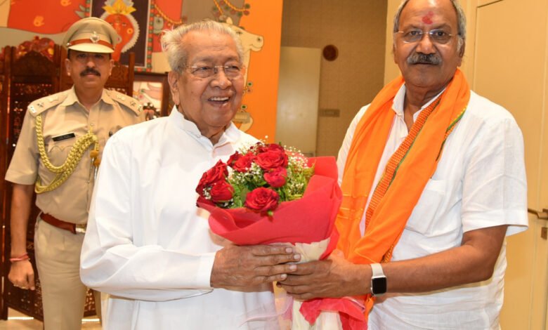 राज्यपाल से नवनिर्वाचित सांसद श्री अग्रवाल ने सौजन्य भेंट की 1 1717686859 52cee39b988220124fab