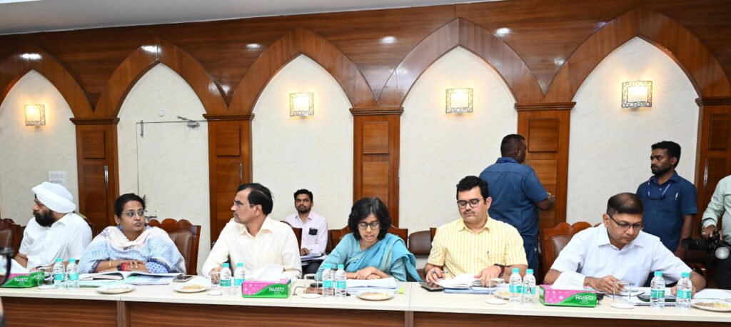 मुख्यमंत्री अपने निवास कार्यालय में कर रहे हैं कृषि एवम उद्यानिकी विभाग की समीक्षा 2 1718269376 90bfb2be2d92d3e53811