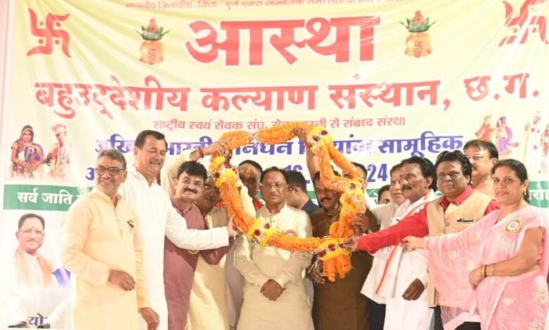 मुख्यमंत्री ने दिव्यांग नव दंपत्तियों को दिए आशीर्वाद 1 मुख्यमंत्री ने दिव्यांग नव दंपत्तियों को दिए आशीर्वाद
