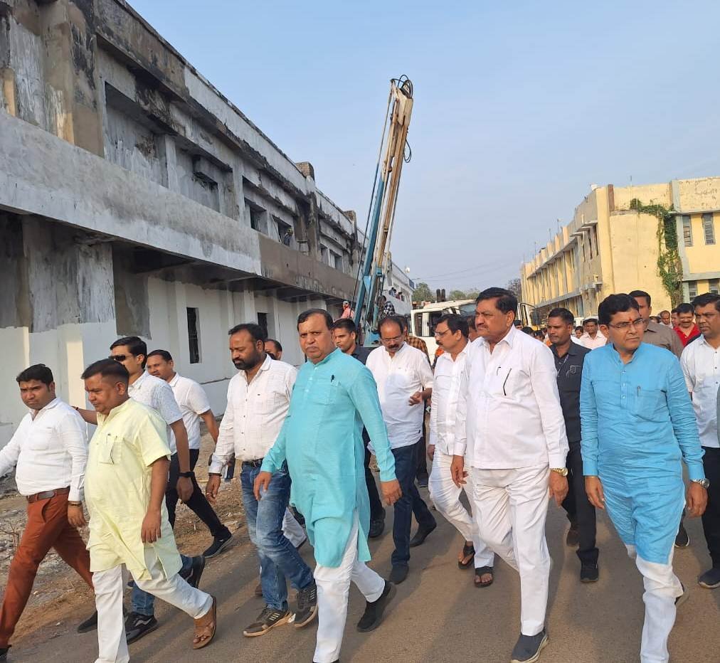 Food Minister and Revenue Minister inspected the incident of arson in the joint district office.