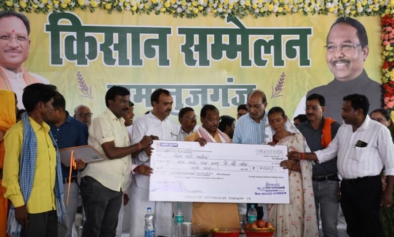 108 किसानों को 7 करोड़ से अधिक की राशि के मुआवजे का वितरण 1 Distribution of compensation amounting to more than Rs 7 crore to 108 farmers